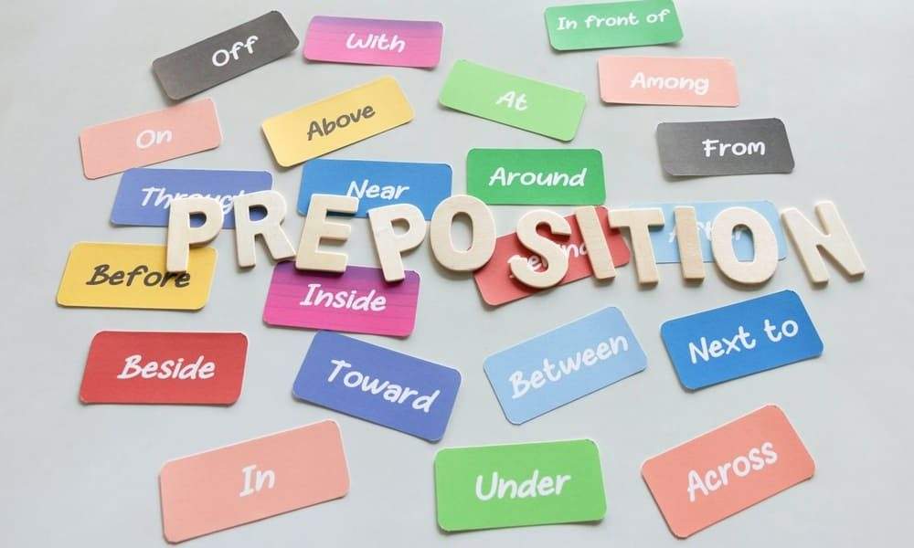 ป้ายคำศัพท์ที่ช่วยให้เราท่องจำว่า Preposition มีอะไรบ้าง